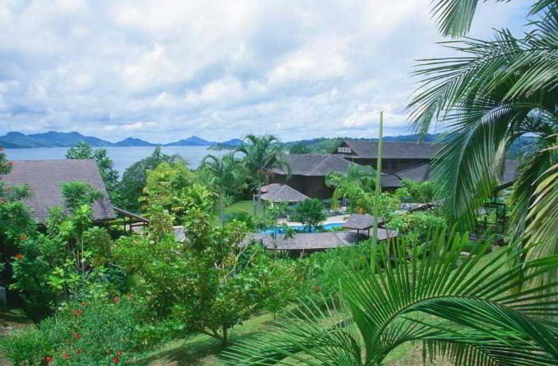 Aiman Batang Ai Resort & Retreat Lubok Antu Exterior photo